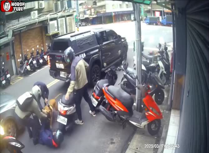 Video :A man on a scooter is attacked by a pit bull that leaps out of a vehicle